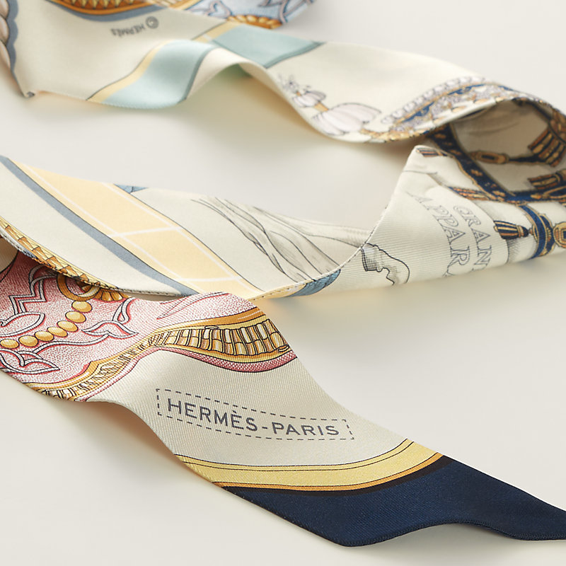 シルク100%【HERMES】ツイリー〈Grand Apparat Twilly〉直営店 Grand Apparat Twilly | Hermès USA